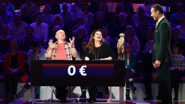 Bild: ARD/Morris Mac Matzen Moderator Kai Pflaume mit Rateteam-Kapitän Bernhard Hoëcker und der Schauspielerin Elisabeth Lanz.