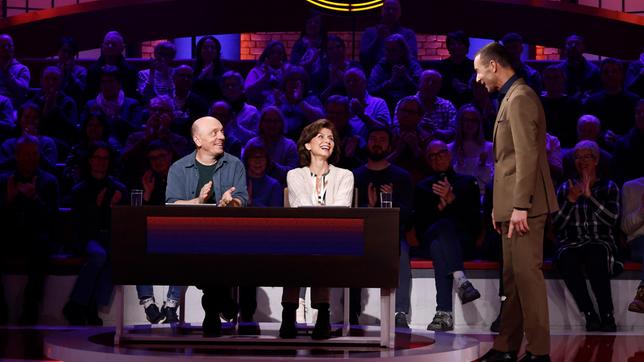Bild: ARD/Morris Mac Matzen Moderator Kai Pflaume mit Rateteam-Kapitän Bernhard Hoëcker und der Schauspielerin Marijam Agischewa.
