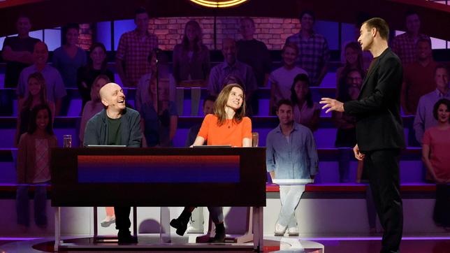 Bild: ARD/Morris Mac Matzen Moderator Kai Pflaume mit Rateteam-Kapitän Bernhard Hoëcker und der Schauspielerin Karin Hanczewski.