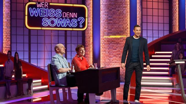 Bild: ARD/Morris Mac Matzen Moderator Kai Pflaume mit Rateteam-Kapitän Bernhard Hoëcker und der Schauspielerin Wanda Perdelwitz.