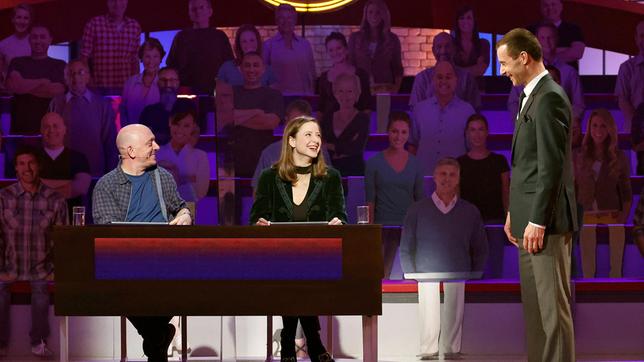 Bild: ARD/Morris Mac Matzen Moderator Kai Pflaume mit Rateteam-Kapitän Bernhard Hoëcker und der Schauspielerin Sandra von Ruffin.