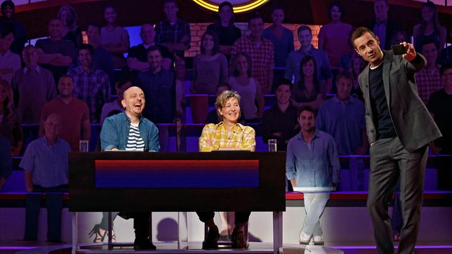 Bild: ARD/Morris Mac Matzen Moderator Kai Pflaume mit Rateteam-Kapitän Bernhard Hoëcker und der Schauspielerin Margarita Broich.