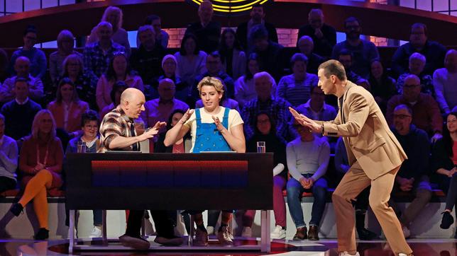 Bild: ARD/Morris Mac Matzen Moderator Kai Pflaume mit Rateteam-Kapitän Bernhard Hoëcker und der Schwimmerin Angelina Köhler.