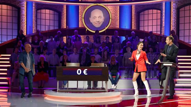 Bild: ARD/Morris Mac Matzen Moderator Kai Pflaume mit Rateteam-Kapitän Bernhard Hoëcker und der Tänzerin Renata Lusin.
