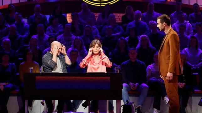 Bild: ARD/Morris Mac Matzen Moderator Kai Pflaume mit Rateteam-Kapitän Bernhard Hoëcker und der Violinistin Lisa Batiashvili.