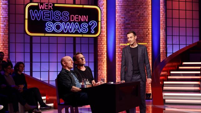 Bild: ARD/Morris Mac Matzen Moderator Kai Pflaume mit Rateteam-Kapitän Bernhard Hoëcker und Schauspieler Thomas Kretschmann.