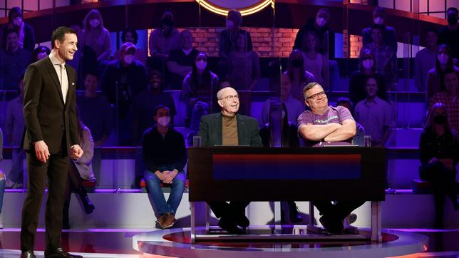 Bild: ARD/Morris Mac Matzen Moderator Kai Pflaume mit Rateteam-Kapitän Elton und dem ehemaligen Fussball-Manager Reiner Calmund.