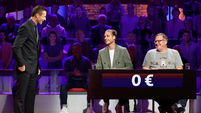 Bild: ARD/Morris Mac Matzen Moderator Kai Pflaume mit Rateteam-Kapitän Elton und dem Fußballspieler und Tanz-Show-Gewinner Rúrik Gíslason.