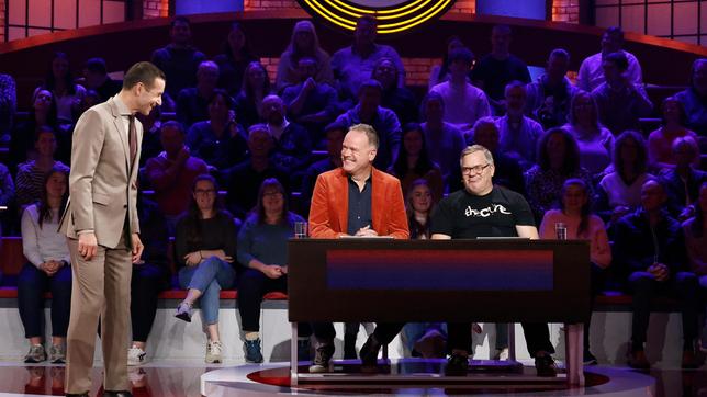 Bild: ARD/Morris Mac Matzen Moderator Kai Pflaume mit Rateteam-Kapitän Elton und dem Journalist und Fernsehmoderator Christian Sievers .