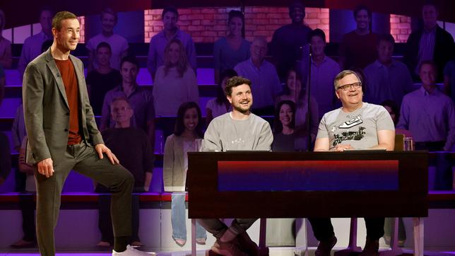Bild: ARD/Morris Mac Matzen Moderator Kai Pflaume mit Rateteam-Kapitän Elton und dem Komiker Phil Laude.