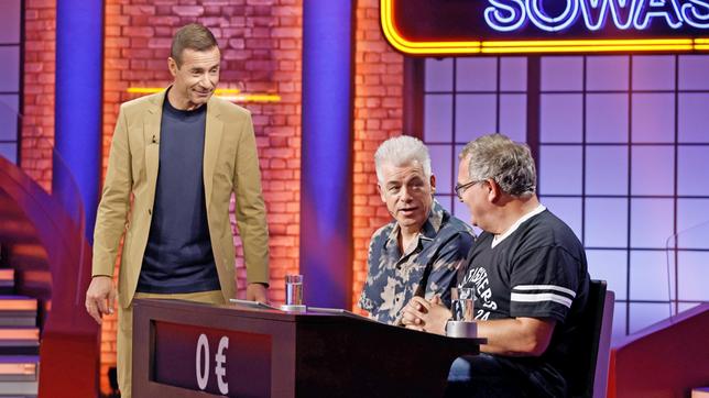 Bild: ARD/Morris Mac Matzen Moderator Kai Pflaume mit Rateteam-Kapitän Elton und dem Komiker und Autor Michael ‚Michi’ Mittermeier.
