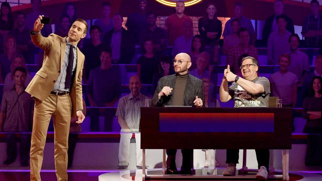 Bild: ARD/Morris Mac Matzen Moderator Kai Pflaume mit Rateteam-Kapitän Elton und dem Moderator Ralph Morgenstern.