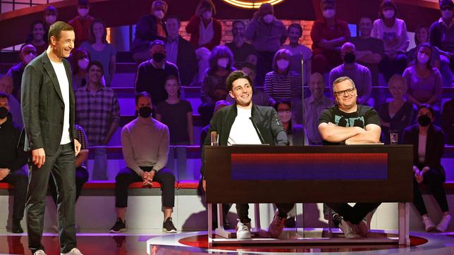 Bild: ARD/Morris Mac Matzen Moderator Kai Pflaume mit Rateteam-Kapitän Elton und dem Musiker Alexander Eder.