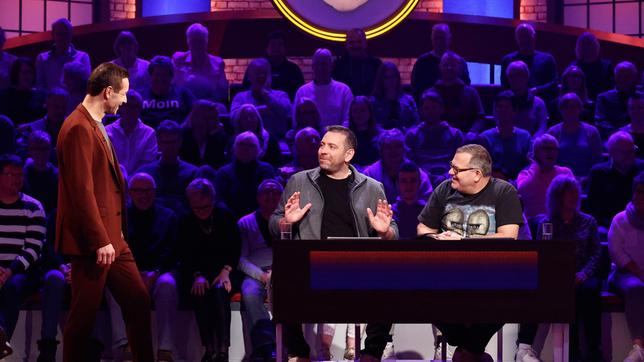 Bild: ARD/Morris Mac Matzen Moderator Kai Pflaume mit Rateteam-Kapitän Elton und dem Musikproduzent Ikke Hüftgold.