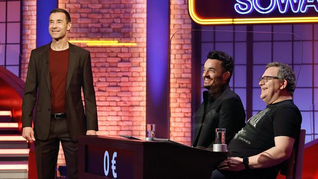 Bild: ARD/Morris Mac Matzen Moderator Kai Pflaume mit Rateteam-Kapitän Elton und dem Sänger Giovanni Zarrella.