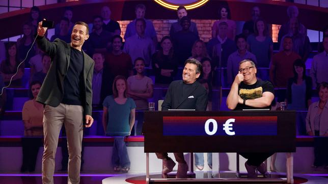 Bild: ARD/Morris Mac Matzen Moderator Kai Pflaume mit Rateteam-Kapitän Elton und dem Sänger Thomas Anders.