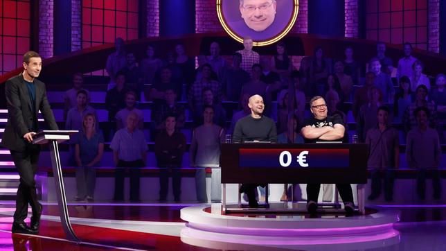 Bild: ARD/Morris Mac Matzen Moderator Kai Pflaume mit Rateteam-Kapitän Elton und dem Schauspiele Jürgen Vogel.