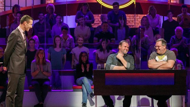 Bild: ARD/Morris Mac Matzen Moderator Kai Pflaume mit Rateteam-Kapitän Elton und dem Schauspieler Felix Vörtler.