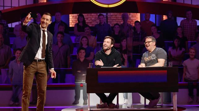 Bild: ARD/Morris Mac Matzen Moderator Kai Pflaume mit Rateteam-Kapitän Elton und dem Schauspieler Ken Duken.