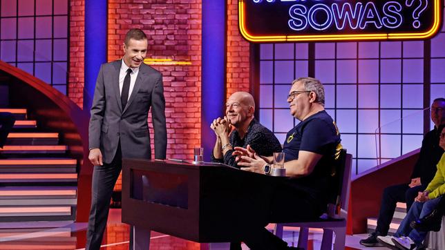 Bild: ARD/Morris Mac Matzen Moderator Kai Pflaume mit Rateteam-Kapitän Elton und dem Schauspieler Martin Wuttke.