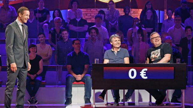 Bild: ARD/Morris Mac Matzen Moderator Kai Pflaume mit Rateteam-Kapitän Elton und dem Schauspieler Wolfgang Bahro.