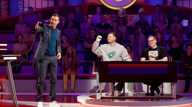 Bild: ARD/Morris Mac Matzen Moderator Kai Pflaume mit Rateteam-Kapitän Elton und dem YouTuber Nicolas Lazaridis.
