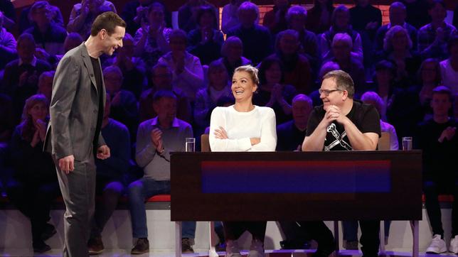 Bild: ARD/Morris Mac Matzen Moderator Kai Pflaume mit Rateteam-Kapitän Elton und der ehemaligen Schwimmerin Franziska van Almsick.