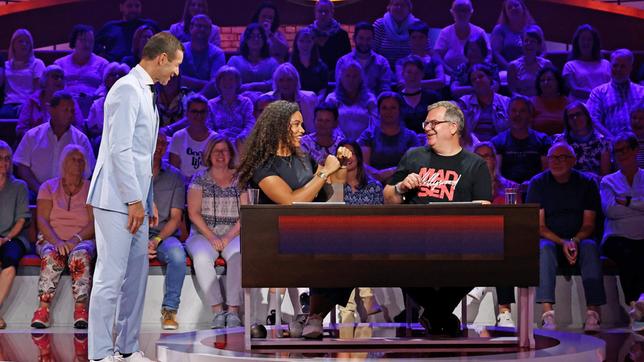 Bild: ARD/Morris Mac Matzen Moderator Kai Pflaume mit Rateteam-Kapitän Elton und der Kugelstoßerin und Olympia Goldmedaillengewinnerin Yemisi Ogunleye.