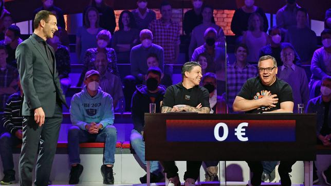 Bild: ARD/Morris Mac Matzen Moderator Kai Pflaume mit Rateteam-Kapitän Elton und der Sängerin Kerstin Ott.