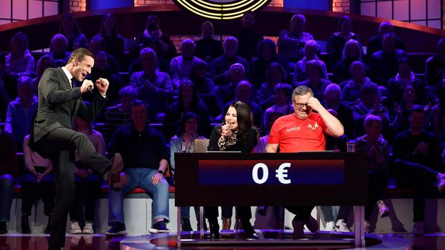 Bild: ARD/Morris Mac Matzen Moderator Kai Pflaume mit Rateteam-Kapitän Elton und der Sängerin Marianne Rosenberg.