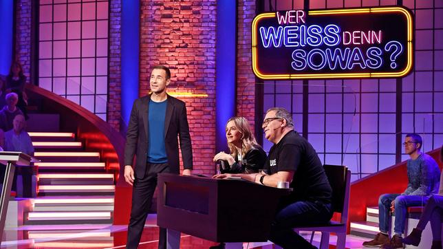 Bild: ARD/Morris Mac Matzen Moderator Kai Pflaume mit Rateteam-Kapitän Elton und der Sängerin Sarah Zucker.
