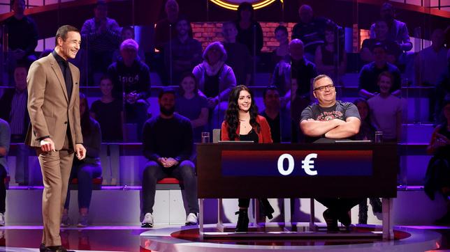 Bild: ARD/Morris Mac Matzen Moderator Kai Pflaume mit Rateteam-Kapitän Elton und der Sängerin Sotiria Schenk.