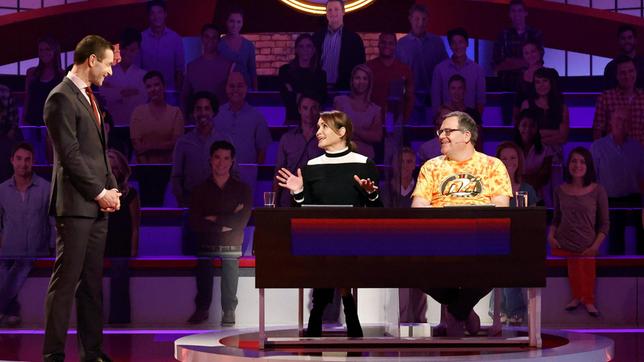 Bild: ARD/Morris Mac Matzen Moderator Kai Pflaume mit Rateteam-Kapitän Elton und der Schauspielerin Anja Kling.