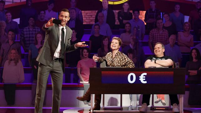 Bild: ARD/Morris Mac Matzen Moderator Kai Pflaume mit Rateteam-Kapitän Elton und der Schauspielerin Annette Frier.