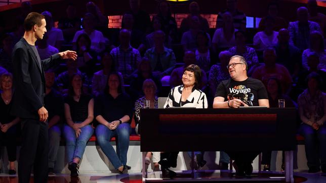 Bild: ARD/Morris Mac Matzen Moderator Kai Pflaume mit Rateteam-Kapitän Elton und der Schauspielerin Claudia Schmutzler