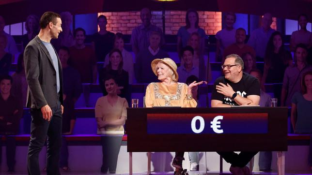 Bild: ARD/Morris Mac Matzen Moderator Kai Pflaume mit Rateteam-Kapitän Elton und der Schauspielerin Elke Sommer.