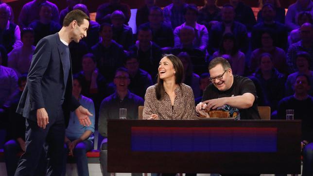 Bild: ARD/Morris Mac Matzen Moderator Kai Pflaume mit Rateteam-Kapitän Elton und der Schauspielerin Janina Uhse.