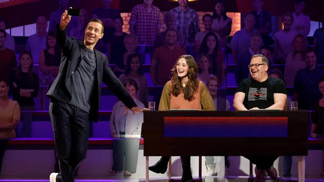 Bild: ARD/Morris Mac Matzen Moderator Kai Pflaume mit Rateteam-Kapitän Elton und der Schauspielerin Maria Ehrich.