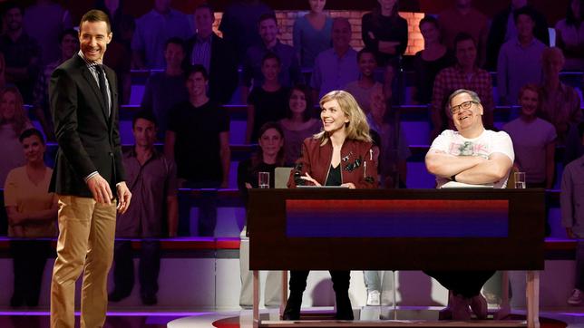 Bild: ARD/Morris Mac Matzen Moderator Kai Pflaume mit Rateteam-Kapitän Elton und der Schauspielerin und Sängerin Anna Loos.