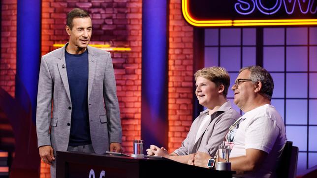 Bild: ARD/Morris Mac Matzen Moderator Kai Pflaume mit Rateteam-Kapitän Elton und Schauspieler Julius Weckauf.