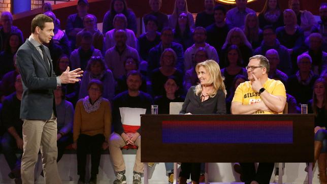 Bild: ARD/Morris Mac Matzen Moderator Kai Pflaume mit Rateteam-Kapitän Elton und TV-Jurorin Dagmar Wöhrl.