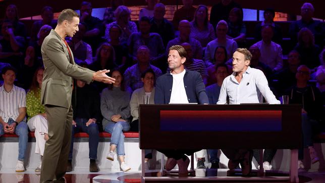 Moderator Kai Pflaume mit Rateteam-Kapitän Wotan Wilke Möhring und dem ehemaligen Fußballtorhüter und heutigen TV-Experten Roman Weidenfeller.