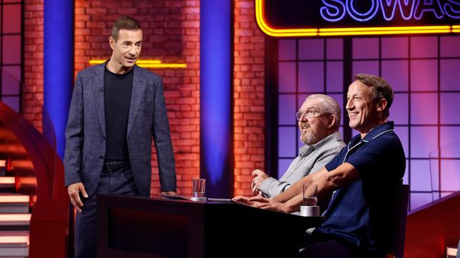 Bild: ARD/NDR/Morris Mac Matzen Moderator Kai Pflaume mit Rateteam-Kapitän Wotan Wilke Möhring und dem Schauspieler Dietmar Bär.
