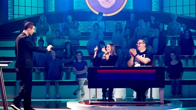 Bild: ARD/Morris Mac Matzen Moderator Kai Pflaume mit Rateteamkapitän Elton und der Youtuberin Mrs. Bella.