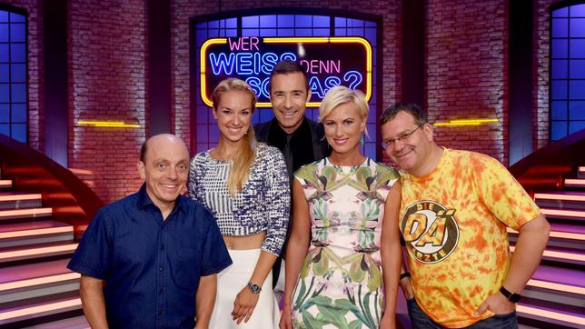 Bild: ARD/Morris Mac Matzen Moderator Kai Pflaume und sein Rateteam Elton und Bernhard Hoëcker begrüßen in dieser Sendung die Moderatorin Kamilla Senyo und die Profi-Tennisspielerin Sabine Lisicki.