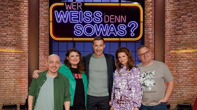 Moderator Kai Pflaume und seine Rateteam-Kapitäne Bernhard Hoëcker und Elton begrüßen in dieser Sendung die Songschreiberin und Sängerin Alina und die Liedtexterin und Sängerin Ella Endlich.