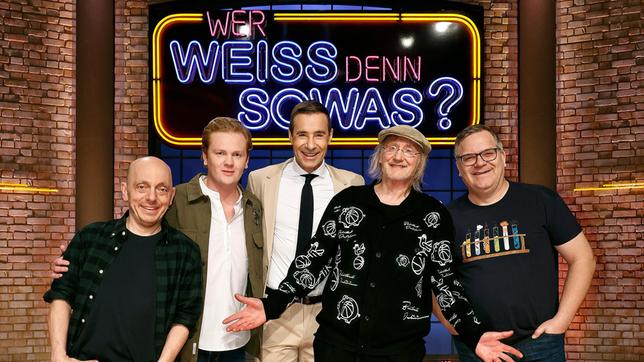 Moderator Kai Pflaume und seine Rateteam-Kapitäne Bernhard Hoëcker und Elton begrüßen in dieser Sendung den Künstler Leon Löwentraut und den Comiczeichner Rötger Feldmann alias ‚Brösel‘.