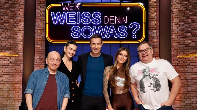 Moderator Kai Pflaume und seine Rateteam-Kapitäne Bernhard Hoëcker und Elton begrüßen in dieser Sendung das Fotomodell Céline Bethmann und die Schauspielerin, Moderatorin und Model Sophia Thomalla.