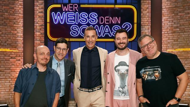 Moderator Kai Pflaume und seine Rateteam-Kapitäne Bernhard Hoëcker und Elton begrüßen in dieser Sendung die beiden „Jäger“ der ARD Quizsendung "Gefragt – Gejagt", Sebastian Jacoby und Sebastian Klussmann.