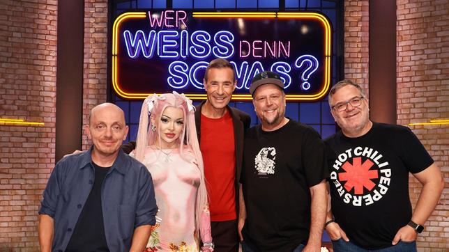 Moderator Kai Pflaume und seine Rateteam-Kapitäne Bernhard Hoëcker und Elton begrüßen in dieser Sendung die Sängerin und Rapperin, Katja Krasevice und den Rapper und Mitglied der Hip-Hop-Gruppe "Die Fantastischen Vier", Smudo.